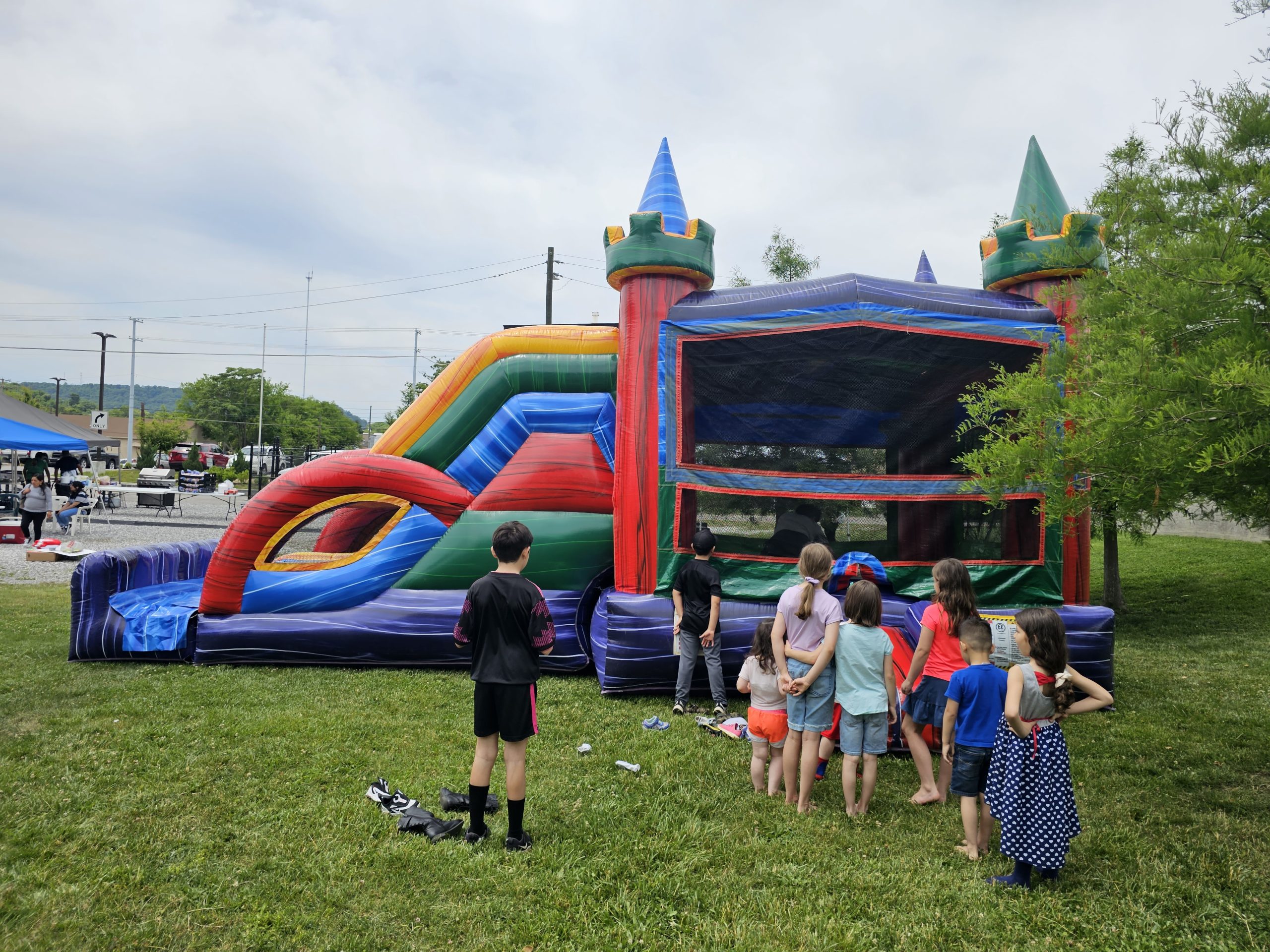 Discover the best inflatable waterslide rentals in Knoxville, TN with Bounce Knoxville Party Rentals. Perfect for any event, safe, and fun for all ages.